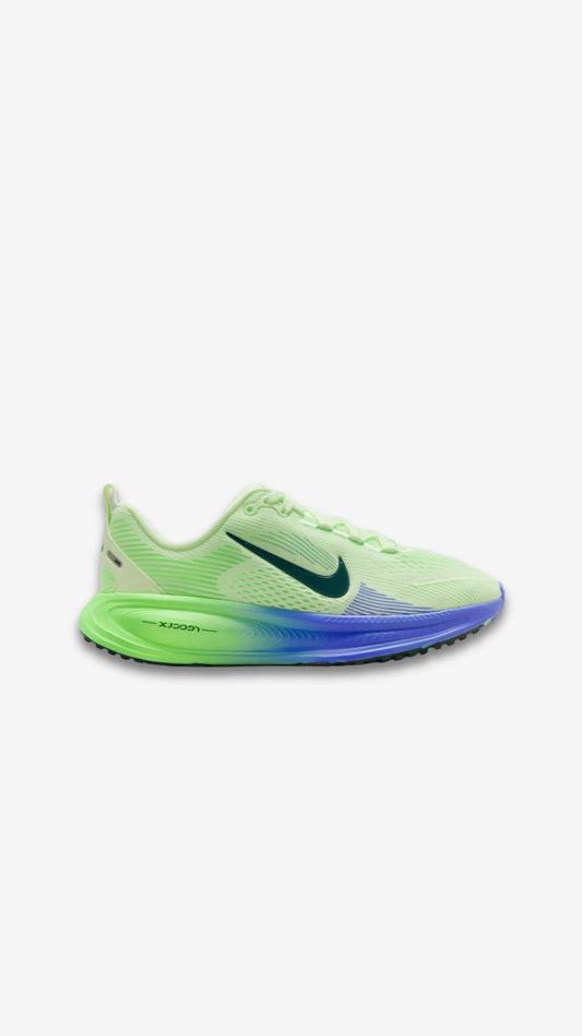 Nike Vomero 18 (Big Kids)